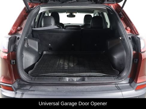 Used 2019 Jeep Cherokee Latitude Plus w/ Comfort/Convenience Group image 17