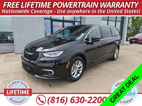 Used 2026 Chrysler Pacifica Limited FWD image 1