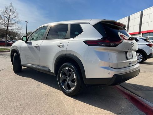 Used 2025 Nissan Rogue SV image 8