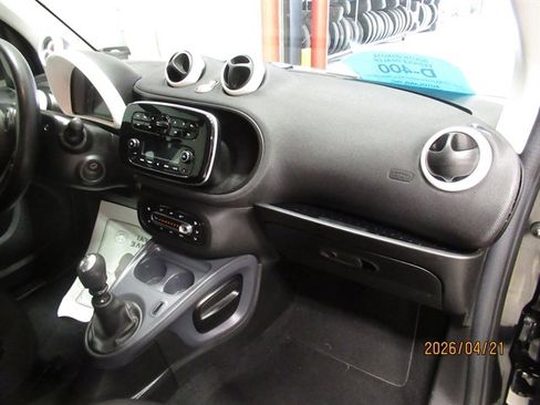 Used 2016 smart fortwo pure RWD image 10