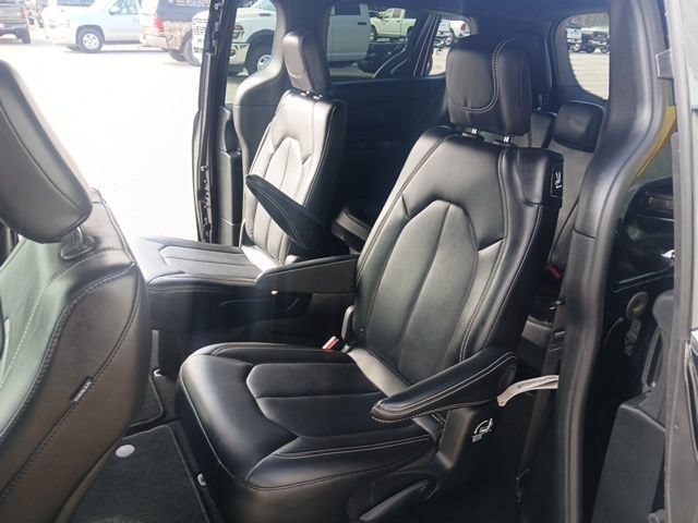Used 2025 Chrysler Pacifica Select FWD image 19