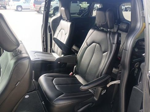 Used 2025 Chrysler Pacifica Select image 19