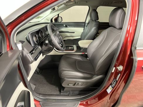 Used 2024 Kia Carnival LX image 29