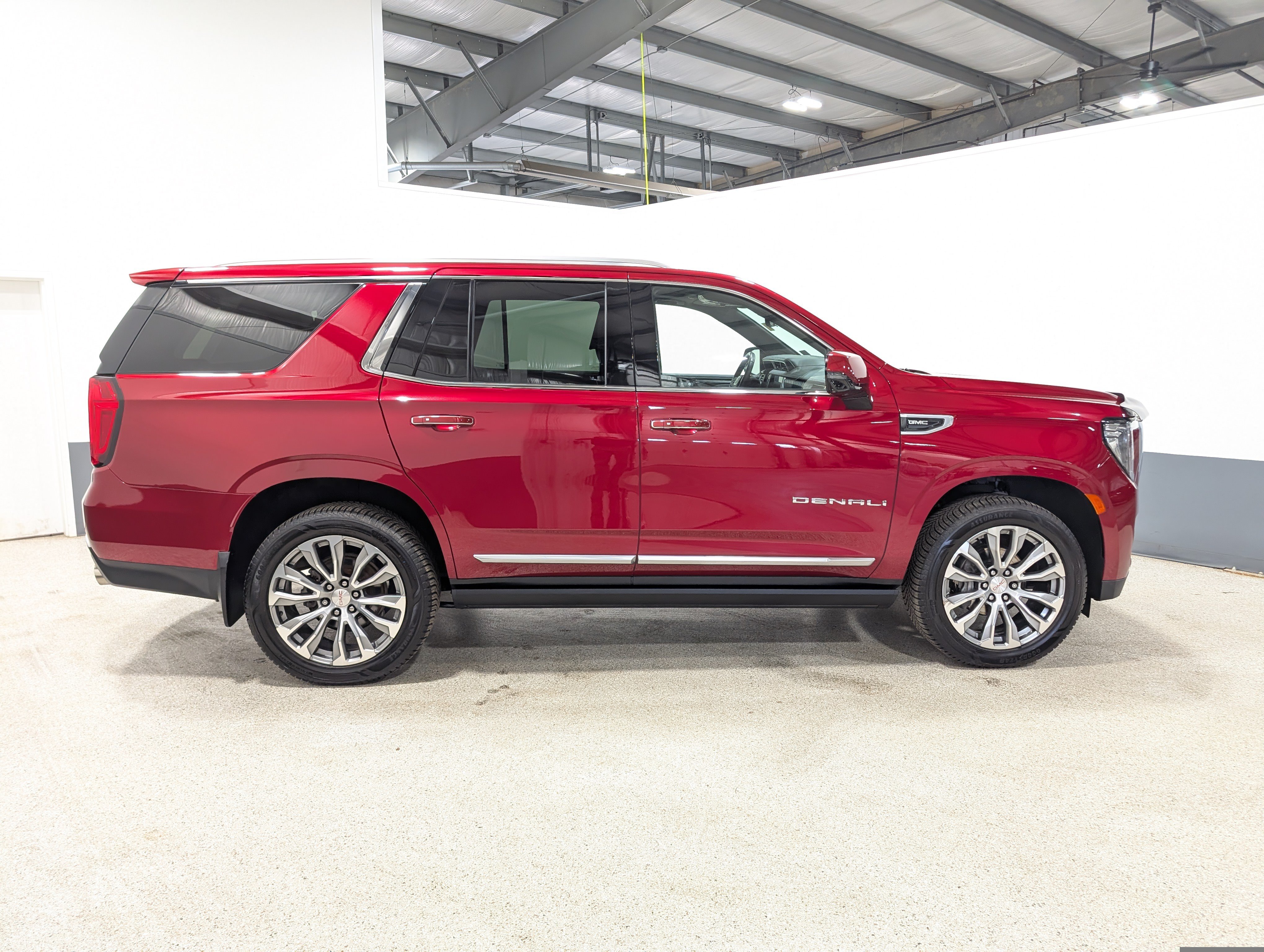 Used 2021 GMC Yukon Denali w/ Denali Premium Package AWD/4WD image 2