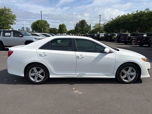 Used 2014 Toyota Camry SE FWD image 2