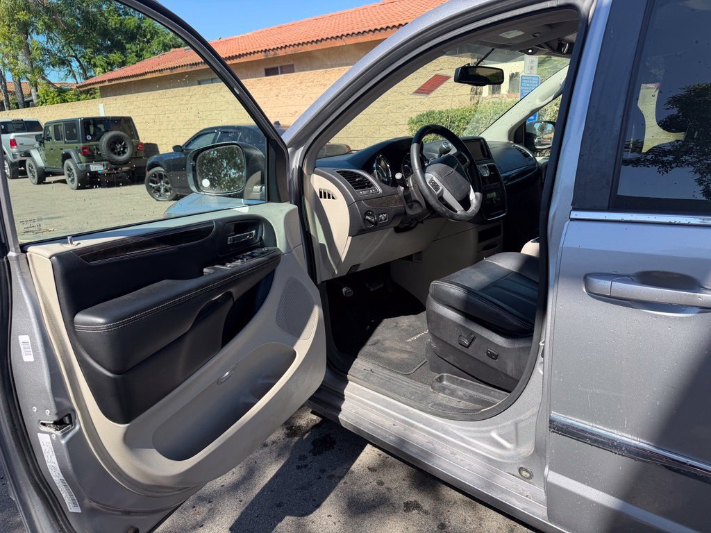 Used 2016 Chrysler Town & Country Touring FWD image 18
