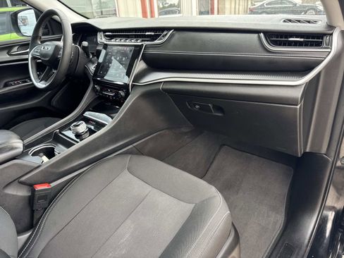 Used 2023 Jeep Grand Cherokee Laredo X RWD image 12
