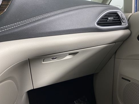 Used 2021 Chrysler Pacifica Limited w/ Uconnect Theater Family Group AWD/4WD image 32