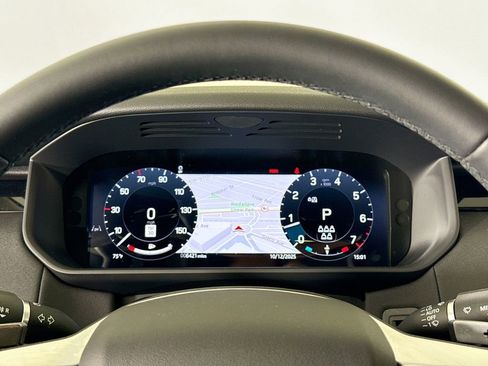 Used 2024 Land Rover Discovery S image 10