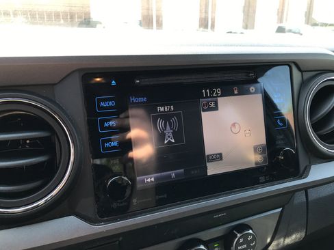 Used 2019 Toyota Tacoma TRD Sport AWD/4WD image 17
