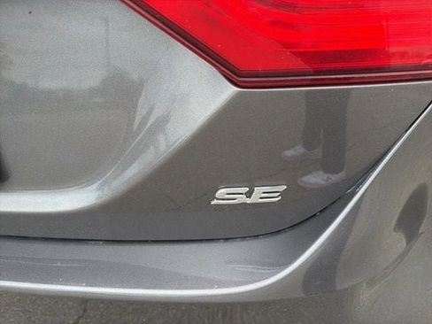 Used 2020 Toyota Camry SE FWD image 13