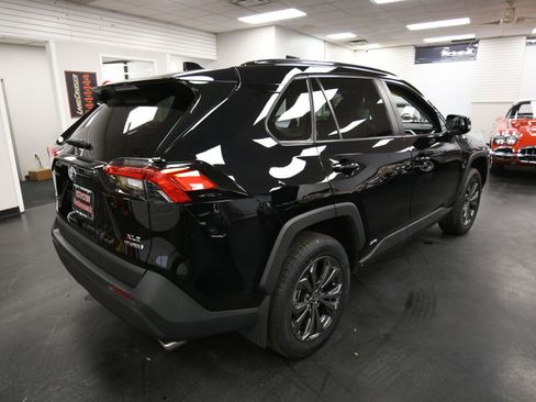 Used 2022 Toyota RAV4 XLE Premium image 7