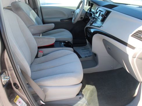 Used 2013 Toyota Sienna LE FWD image 18
