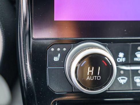 Used 2023 Toyota Highlander XLE FWD image 19