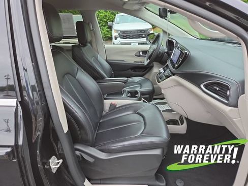 Used 2023 Chrysler Pacifica Touring-L FWD image 14