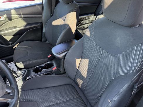 Used 2016 Dodge Dart SXT image 8