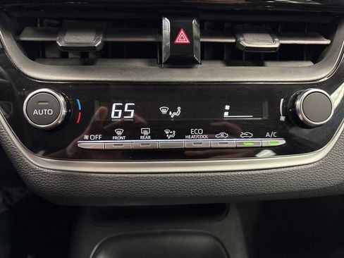 Used 2025 Toyota Corolla LE image 31