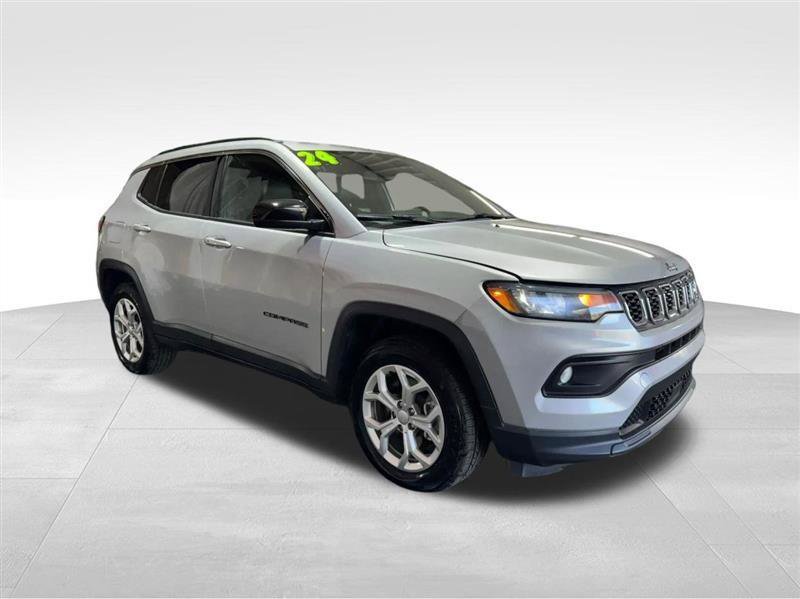 Used 2024 Jeep Compass Latitude AWD/4WD image 3