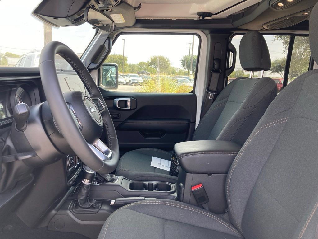 Used 2026 Jeep Wrangler Unlimited Sahara AWD/4WD image 8