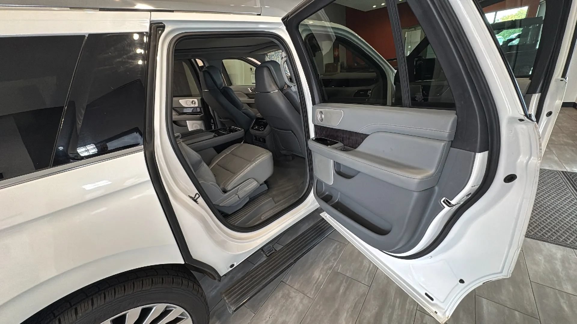 Used 2020 Lincoln Navigator L Reserve w/ Luxury Package AWD/4WD image 35