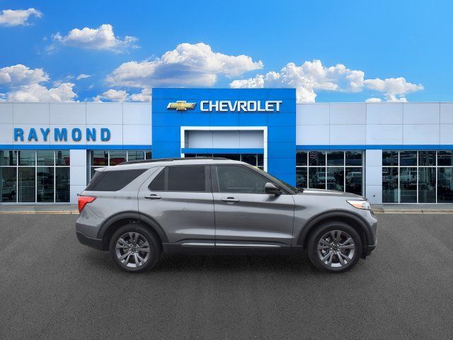 Used 2023 Ford Explorer XLT w/ Equipment Group 202A AWD/4WD image 2