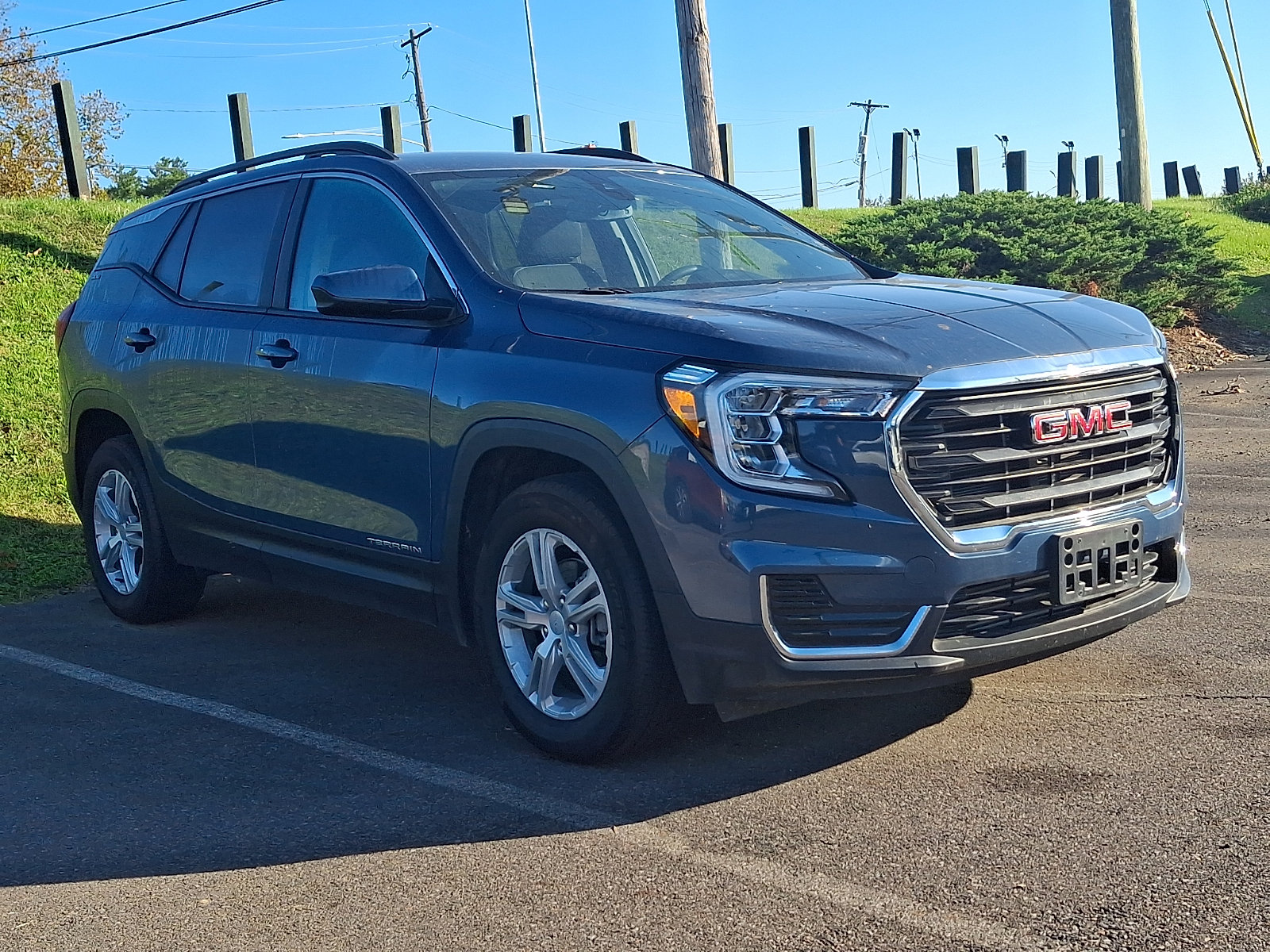 Used 2024 GMC Terrain SLE w/ Driver Convenience Package FWD image 3