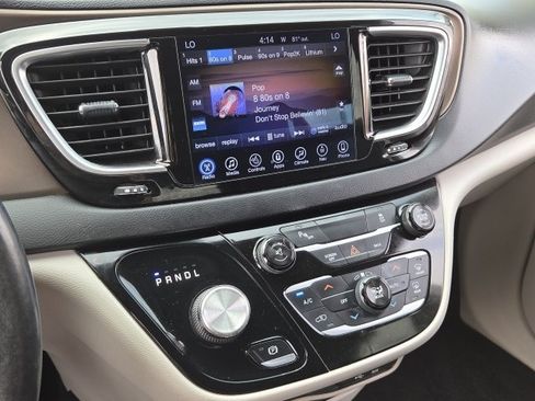 Used 2017 Chrysler Pacifica Touring-L Plus w/ Tire & Wheel Group FWD image 20