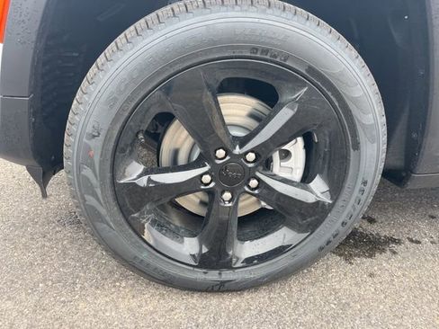 Used 2025 Jeep Grand Cherokee L Limited w/ Luxury Tech Group II image 9