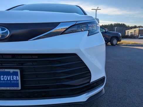 Used 2024 Toyota Sienna LE image 11