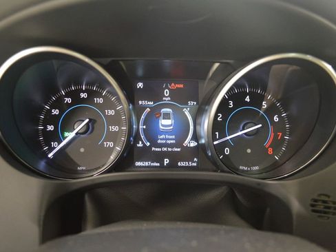 Used 2018 Jaguar F-PACE Premium image 24