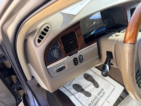 Used 2003 Lincoln Town Car Signature image 17