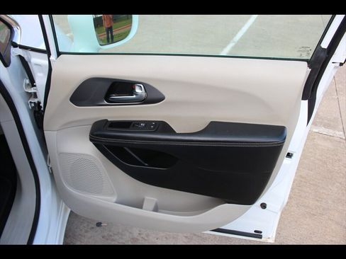 Used 2022 Chrysler Pacifica Touring-L FWD image 18