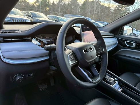 Used 2025 Jeep Compass Limited image 9