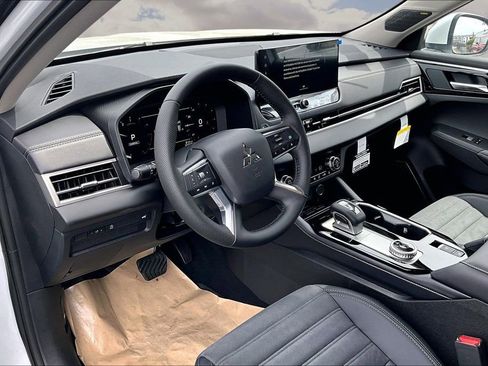 New 2026 Mitsubishi Outlander FWD image 6
