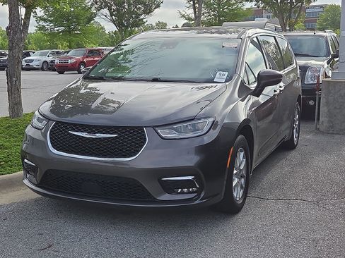 Used 2023 Chrysler Pacifica Touring-L FWD image 2