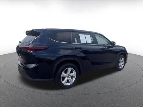Used 2025 Toyota Highlander LE FWD image 14