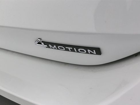 Used 2025 Volkswagen Tiguan SE w/ Panoramic Sunroof Package AWD/4WD image 13