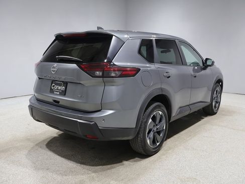 Used 2025 Nissan Rogue SV image 2