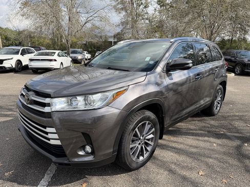 Used 2019 Toyota Highlander XLE image 3