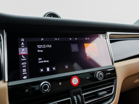 Certified 2023 Porsche Macan image 18