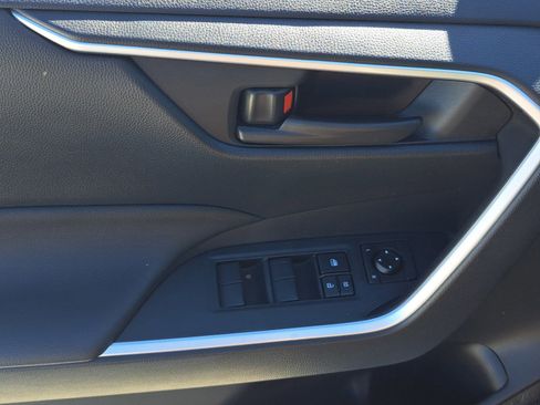 Used 2019 Toyota RAV4 LE image 13