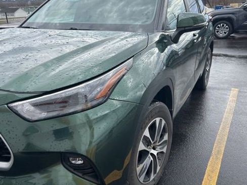 Used 2023 Toyota Highlander XLE image 3