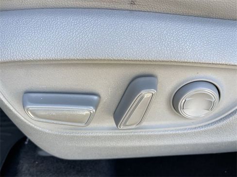 Used 2022 Toyota Highlander XLE image 12