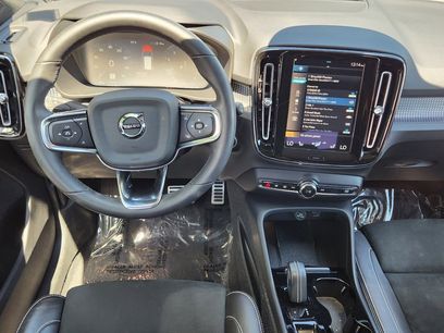 Used 2022 Volvo XC40 T5 R-Design