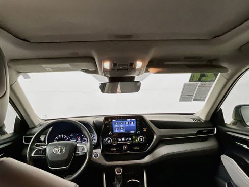 Used 2021 Toyota Highlander XLE FWD image 30