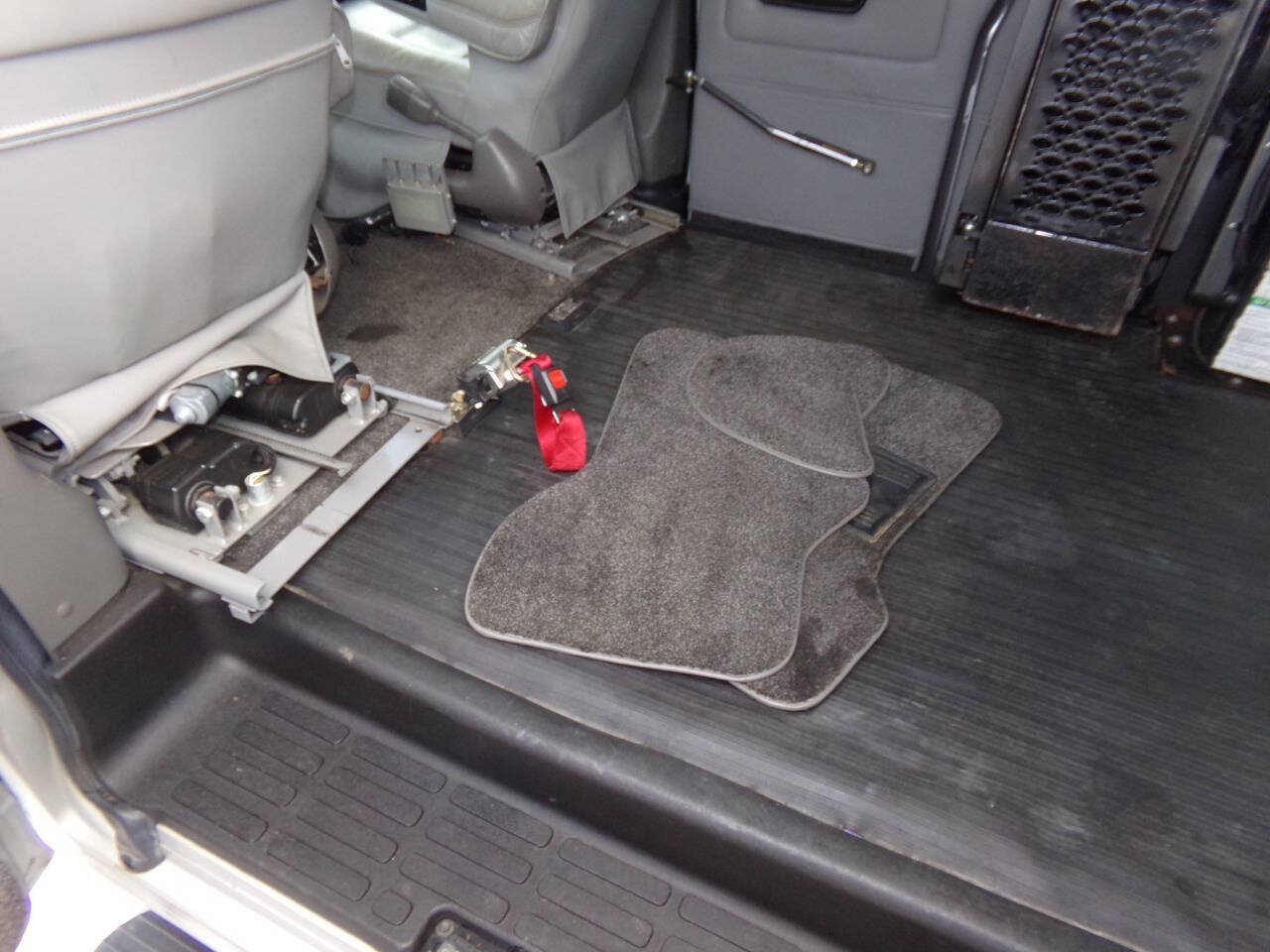 Used 2010 GMC Savana 1500 w/ Preferred Equipment Group RWD image 11