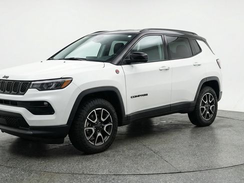 Used 2025 Jeep Compass Trailhawk image 3