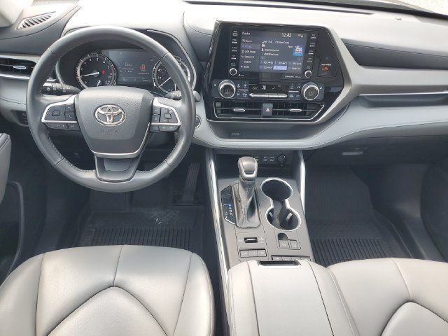 Used 2022 Toyota Highlander XLE AWD/4WD image 13