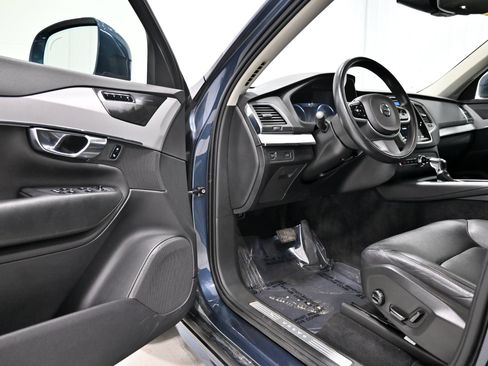 Used 2021 Volvo XC90 T5 Momentum w/ Climate Package AWD/4WD image 4
