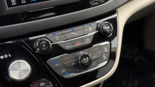 Used 2019 Chrysler Pacifica Touring-L FWD image 32